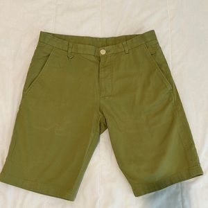 Hugo Boss Green flat front dress shorts. 9/12 inches in length.